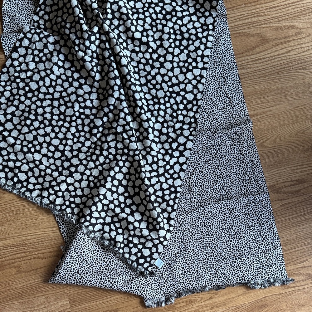 BLACK AND WHITE VERA BRADLEY WRAP STAR SCARF 100% ACRYLIC 26”x70”